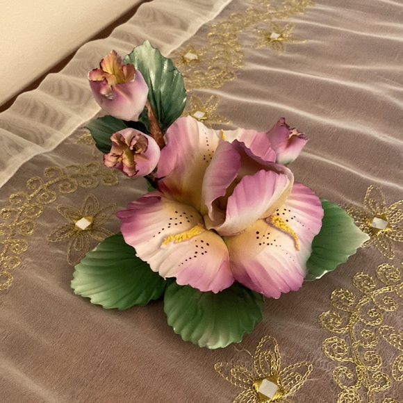 Vintage Capodimonte Orchid Iris Porcelain Flower with 3 Buds Made in Italy - Picture 3 of 10